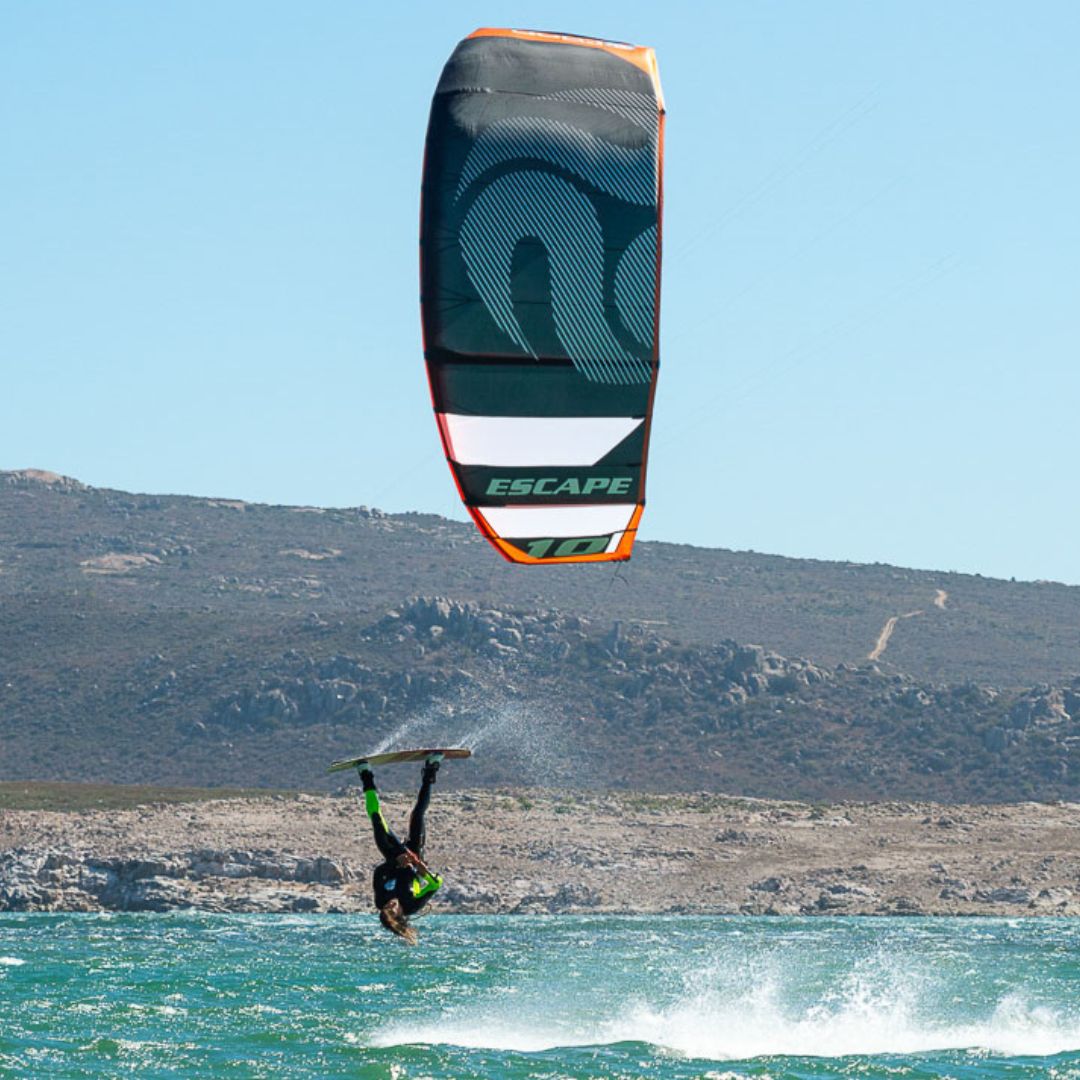 PLKB Escape V8 kite oranje. Freestyle kite.  Kitesurfen op zee in Kaapstad. Freestyle trick.