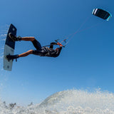 PLKB Escape V8 kite blauw. Freestyle kite. Kitesurfen op zee in Kaapstad. Freestyle trick.