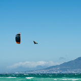 PLKB Escape V8 kite oranje. Freestyle kite. Kitesurfen op zee in Kaapstad. Freestyle trick.