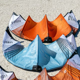 PLKB Gambit V2 kite blauw. Allround Kite. Kite liggend op het strand.