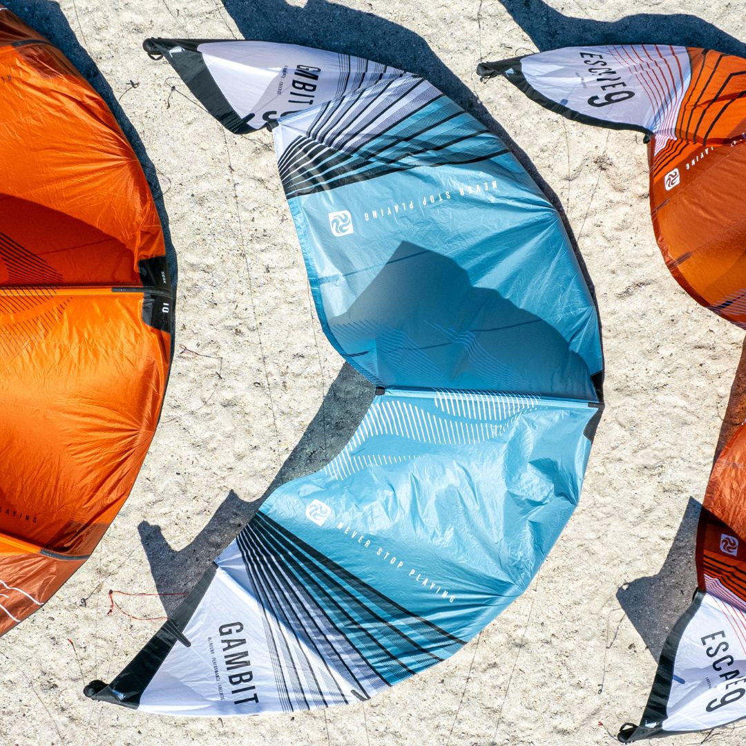 PLKB Gambit V2 kite blauw. Allround Kite. Kite liggend op het strand.