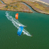 PLKB Hook V2 kite blauw. Allround kite. Kitesurfen op zee.