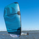 PLKB Hook V3 II Kite blauw. Big Air kite. Kitesurfen op een meer.