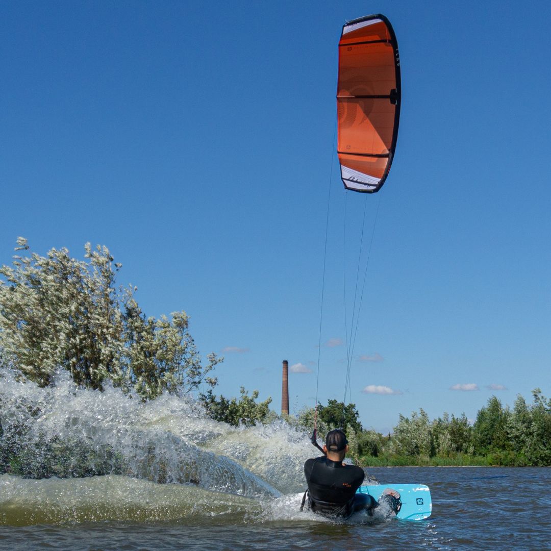 PLKB Hook V3 II Kite oranje. Big Air kite. Kitesurfen op een meer.