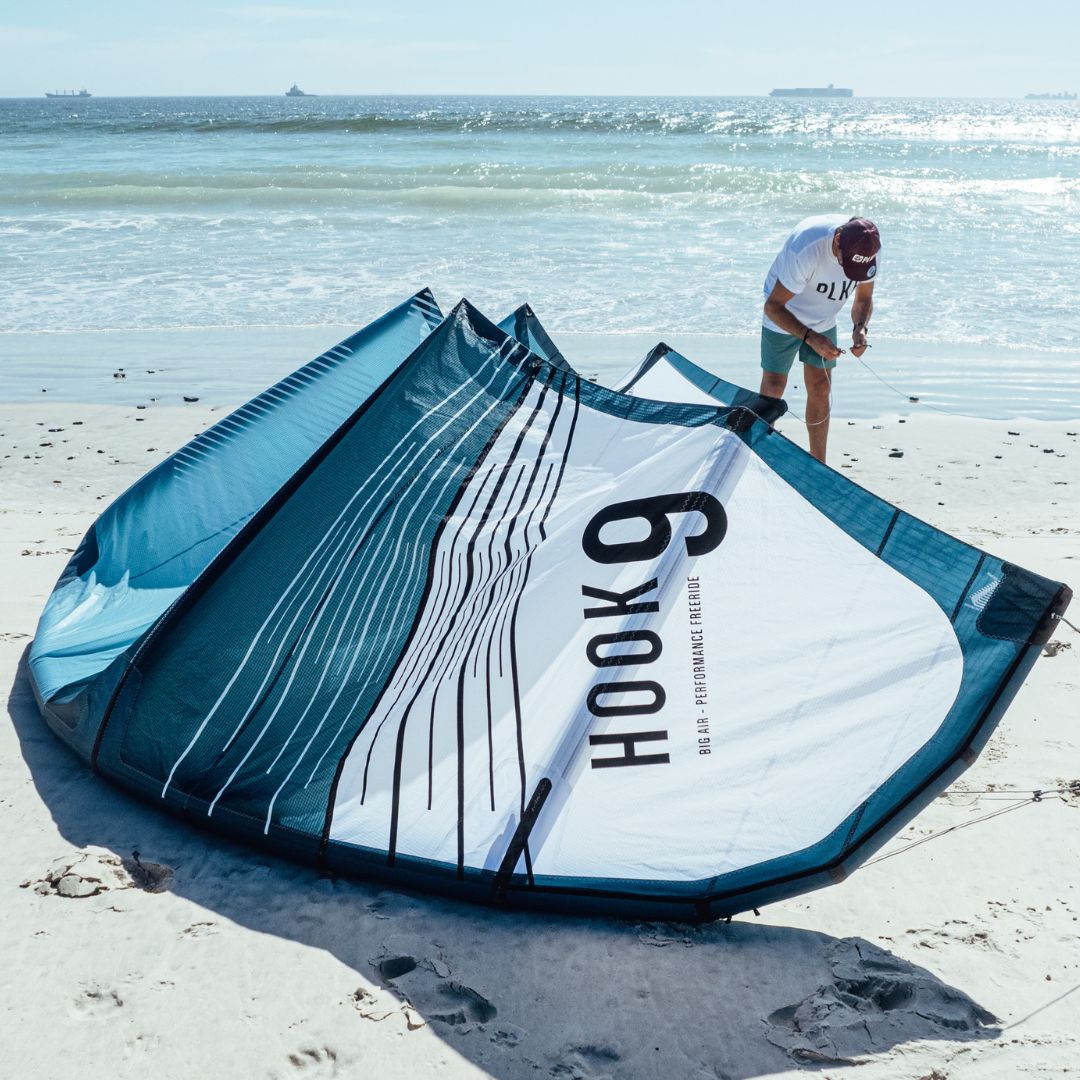 PLKB Hook V4 kite oranje. Big Air / Freeride kite. Kite verbinden aan de lijnen op het strand in Kaapstad.