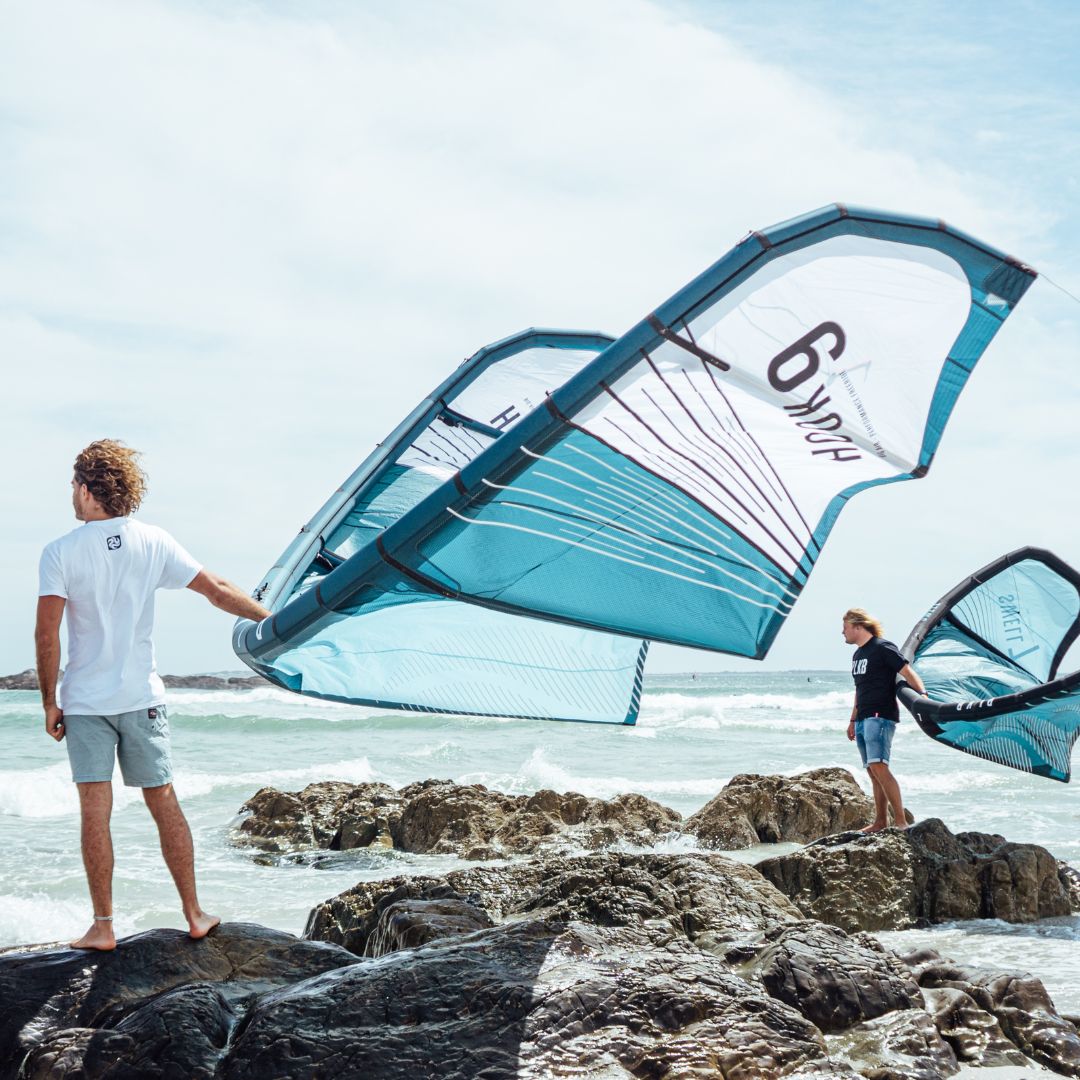 PLKB Hook V4 kite oranje. Big Air / Freeride kite. Kite vasthouden bij de zee in Kaapstad.