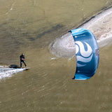 PLKB Swell V5 kite blauw. Wave kite. Kitesurfen op een meer.