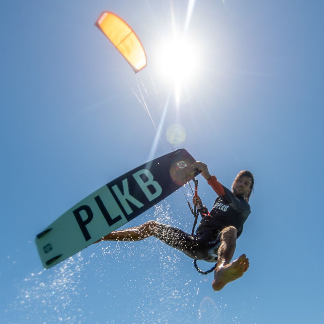 PLKB Synergy kite oranje. Lightwind kite. Kitesurfen op zee met een trick.