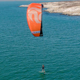 PLKB Synergy kite oranje. Lightwind kite. Kitesurfen op zee.